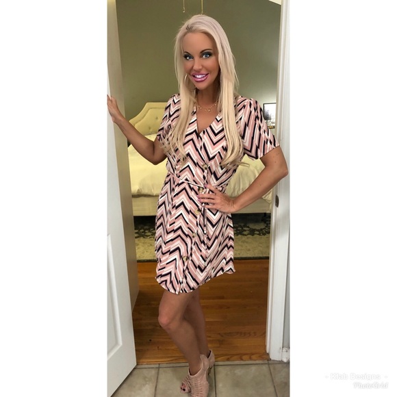 💝LAST 1! Adorable Tie Front V Neck Chevron Dress - Picture 3 of 4